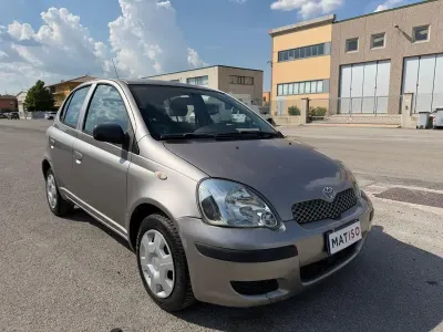 Usata Toyota Yaris Sol 75 CV (55 kW) 2004 Argento Berlina
