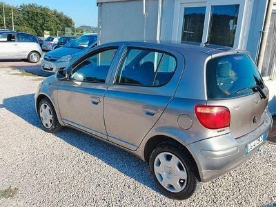 Usata Toyota Yaris 68 CV (50 kW) 2003 Grigio Berlina