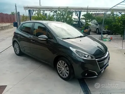 Usata Peugeot 208 Allure 82 CV (60 kW) 2015 Grigio Utilitaria