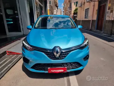 Käytetty Renault Clio V Zen 91 HP (66 kW) 2021 Sininen Sedan