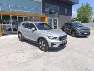 Usata Volvo XC40 Core 211 CV (155 kW) 2023 Grigio chiaro SUV