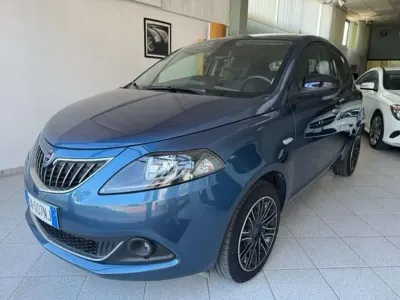 Begagnad Lancia Ypsilon Gold 69 HK (50 kW) 2023 Blå Halvkombi