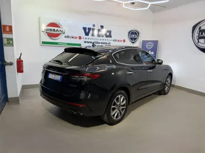 Begagnad Maserati Levante 330 HK (242 kW) 2022 Svart SUV