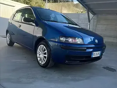 Begagnad Fiat Punto 80 HK (58 kW) 2002 Blå Halvkombi