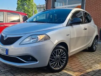 Usata Lancia Ypsilon Silver 69 CV (50 kW) 2017 Grigio Utilitaria