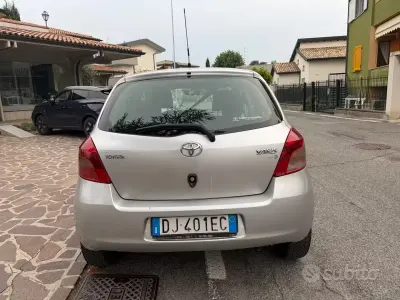 Usata Toyota Yaris Sol 87 CV (63 kW) 2007 Grigio Utilitaria