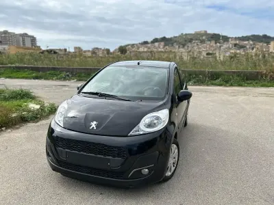 Gebraucht Peugeot 107 Urban Move 67 PS (49 kW) 2012 Schwarz Kleinwagen