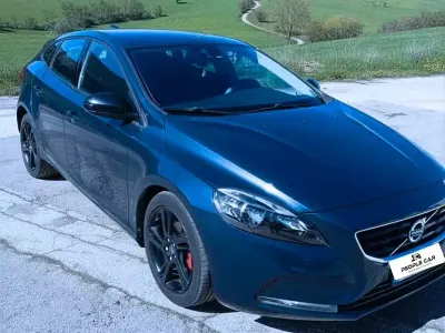 Usata Volvo V40 120 CV (88 kW) 2016 Blu Berlina