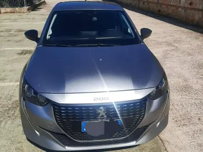 Usata Peugeot 208 Allure 102 CV (75 kW) 2022 Grigio Utilitaria