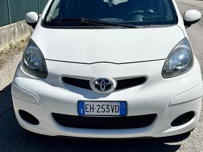 Usata Toyota Aygo 68 CV (50 kW) 2011 Bianco Utilitaria