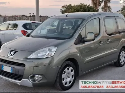 Usata Peugeot Partner Tepee 90 CV (66 kW) 2010 Grigio Monovolume