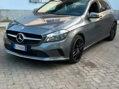 Usata Mercedes A180 122 CV (89 kW) 2017 Grigio Station wagon