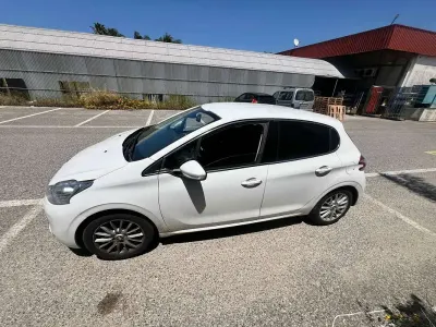 Usata Peugeot 208 Active 68 CV (50 kW) 2014 Bianco Utilitaria