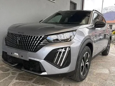Usado Peugeot 2008 Allure 101 HP (74 kW) 2024 Cinzento SUV