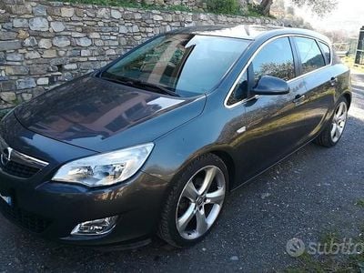 Begagnad Opel Astra 2010 Grå Sedan