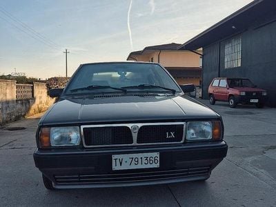 Usado Lancia Delta 78 CV (57 kW) 1989 Gris Utilitario