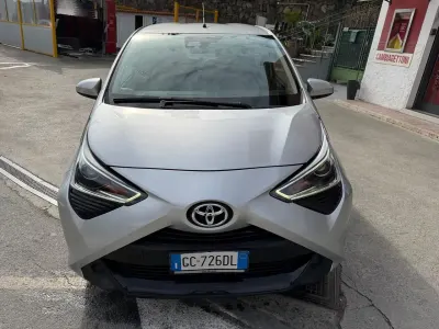 Usata Toyota Aygo 72 CV (52 kW) 2020 Argento Utilitaria