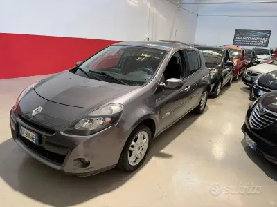 Usado Renault Clio II Luxe 101 CV (74 kW) 2010 Gris Berlina