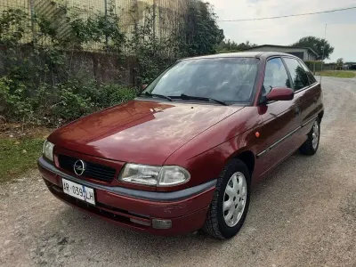Usata Opel Astra Edition 90 CV (66 kW) 1997 Rosso