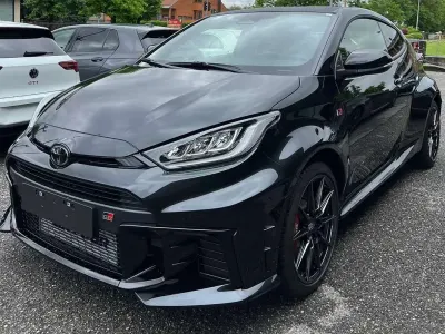 Usado Toyota Yaris 280 CV (205 kW) 2025 Negro Utilitario