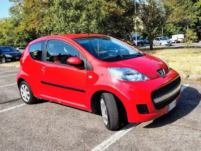 Usata Peugeot 107 68 CV (50 kW) 2010 Rosso Utilitaria