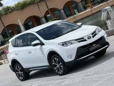 Usata Toyota RAV4 Lounge 124 CV (91 kW) 2015 Bianco SUV