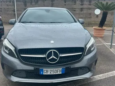 Usata Mercedes A180 109 CV (80 kW) 2017 Grigio Utilitaria