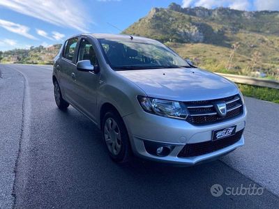 Usata Dacia Sandero Lauréate 75 CV (55 kW) 2015 Grigio Berlina