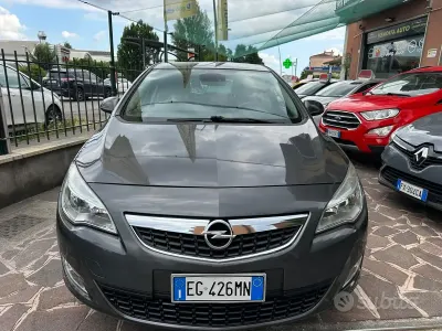 Usata Opel Astra Cosmo 110 CV (80 kW) 2011 Grigio Berlina