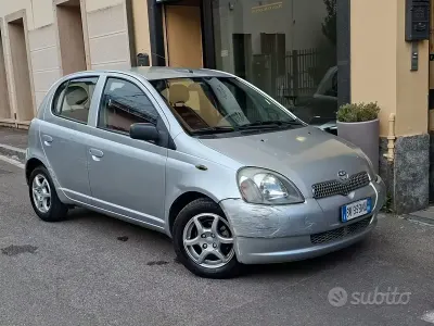 Begagnad Toyota Yaris Sol 86 HK (63 kW) 2001 Grå Sedan