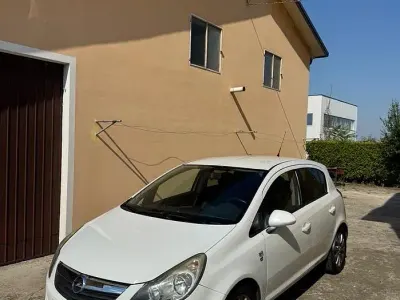 Usata Opel Corsa Edition 85 CV (62 kW) 2010 Bianco Utilitaria
