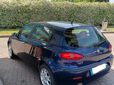 Usata Alfa Romeo 147 Distinctive 116 CV (85 kW) 2003 Blu Utilitaria