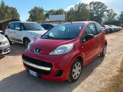 Usata Peugeot 107 68 CV (50 kW) 2011 Rosso Utilitaria