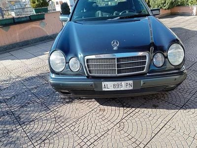 Usata Mercedes E200 Elegance 136 CV (100 kW) 1997 Blu/azzurro Berlina