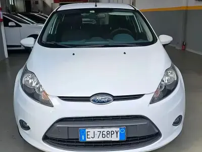 Usata Ford Fiesta 92 CV (67 kW) 2011 Bianco Berlina