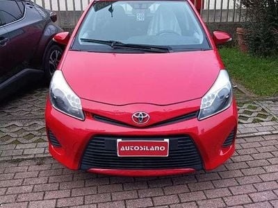 Usata Toyota Yaris Hybrid Active 75 CV (55 kW) 2014 Rosso Berlina