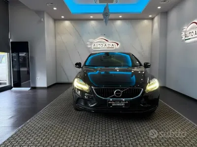 Usata Volvo V40 Plus 120 CV (88 kW) 2019 Nero Berlina