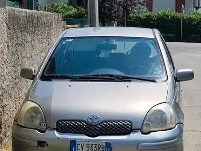 Usata Toyota Yaris 75 CV (55 kW) 2005 Grigio Berlina