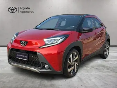 Usata Toyota Aygo X Lounge 72 CV (52 kW) 2022 Chili red & black met SUV