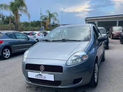 Usata Fiat Grande Punto 69 CV (50 kW) 2013 Grigio Utilitaria
