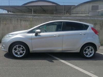Usata Ford Fiesta Titanium 71 CV (52 kW) 2012 Argento Utilitaria