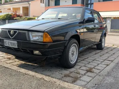 Usata Alfa Romeo 75 148 CV (108 kW) 1987 Nero Berlina