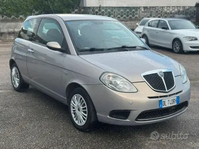 Usata Lancia Ypsilon 75 CV (55 kW) 2008 Viola Utilitaria