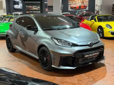 Usata Toyota Yaris 280 CV (205 kW) 2025 Grigio Utilitaria