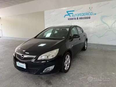 Usata Opel Astra Cosmo 125 CV (91 kW) 2011 Nero Berlina