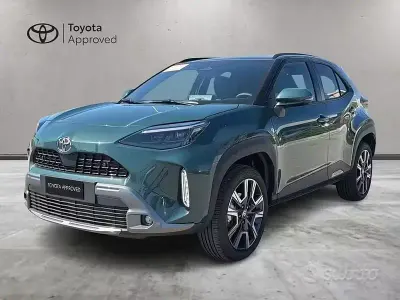 Nuova Toyota Yaris Cross Lounge 131 CV (96 kW) 2025 Verde SUV