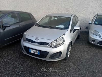 Usata Kia Rio 84 CV (61 kW) 2013 Argento Berlina