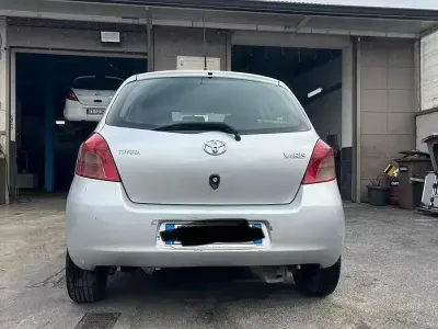 Usata Toyota Yaris 69 CV (50 kW) 2007 Grigio Utilitaria