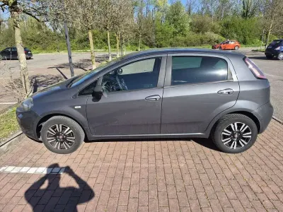 Usata Fiat Punto Young 77 CV (56 kW) 2015 Grigio Utilitaria