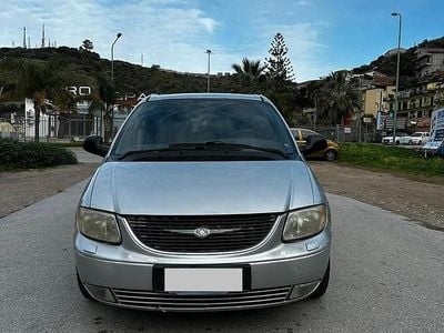 Usata Chrysler Voyager 141 CV (103 kW) 2002 Grigio Monovolume